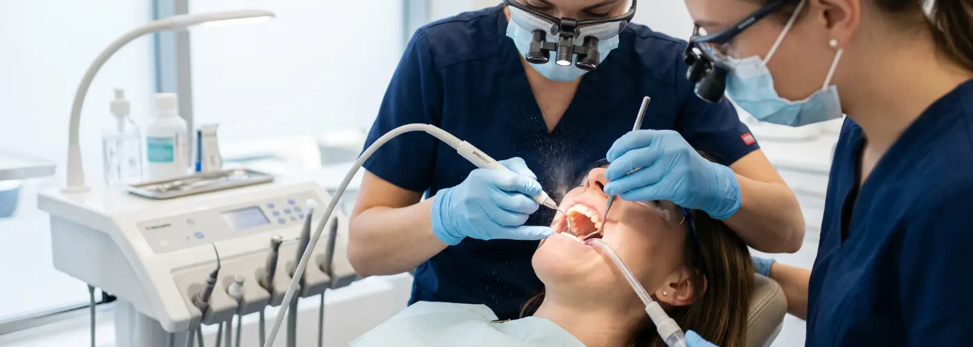 Scaling i piaskowanie zębów — zabieg higienizacji w Inflancka 4 Dental Clinic