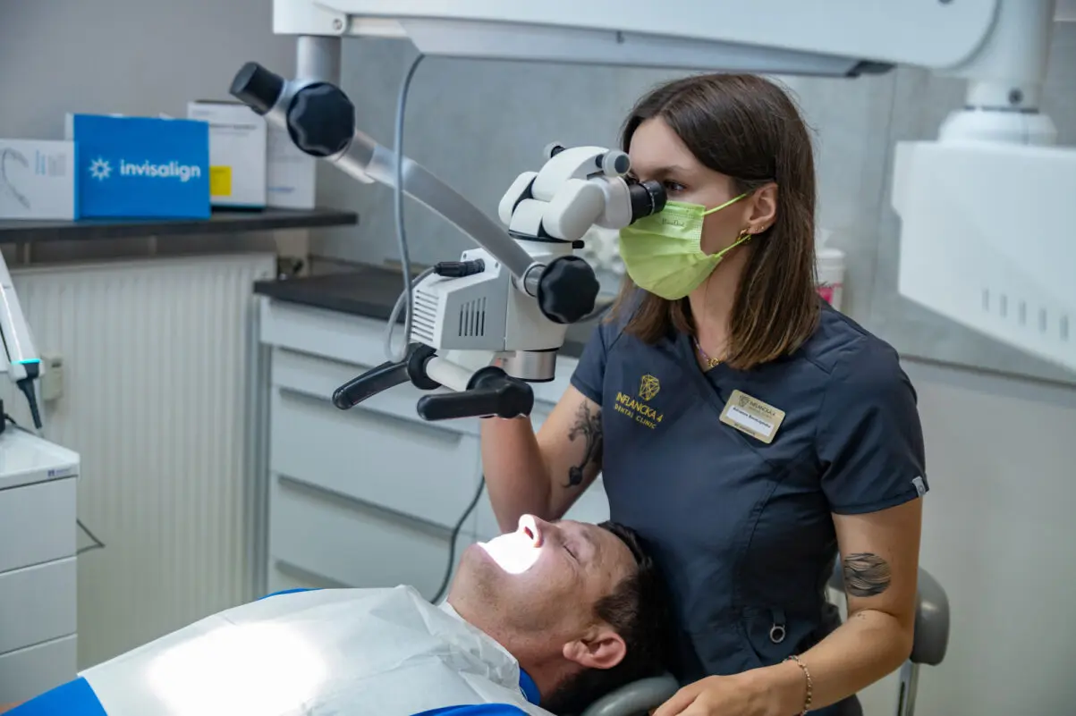 Lekarz pracujący pod mikroskopem stomatologicznym — Inflancka 4 Dental Clinic